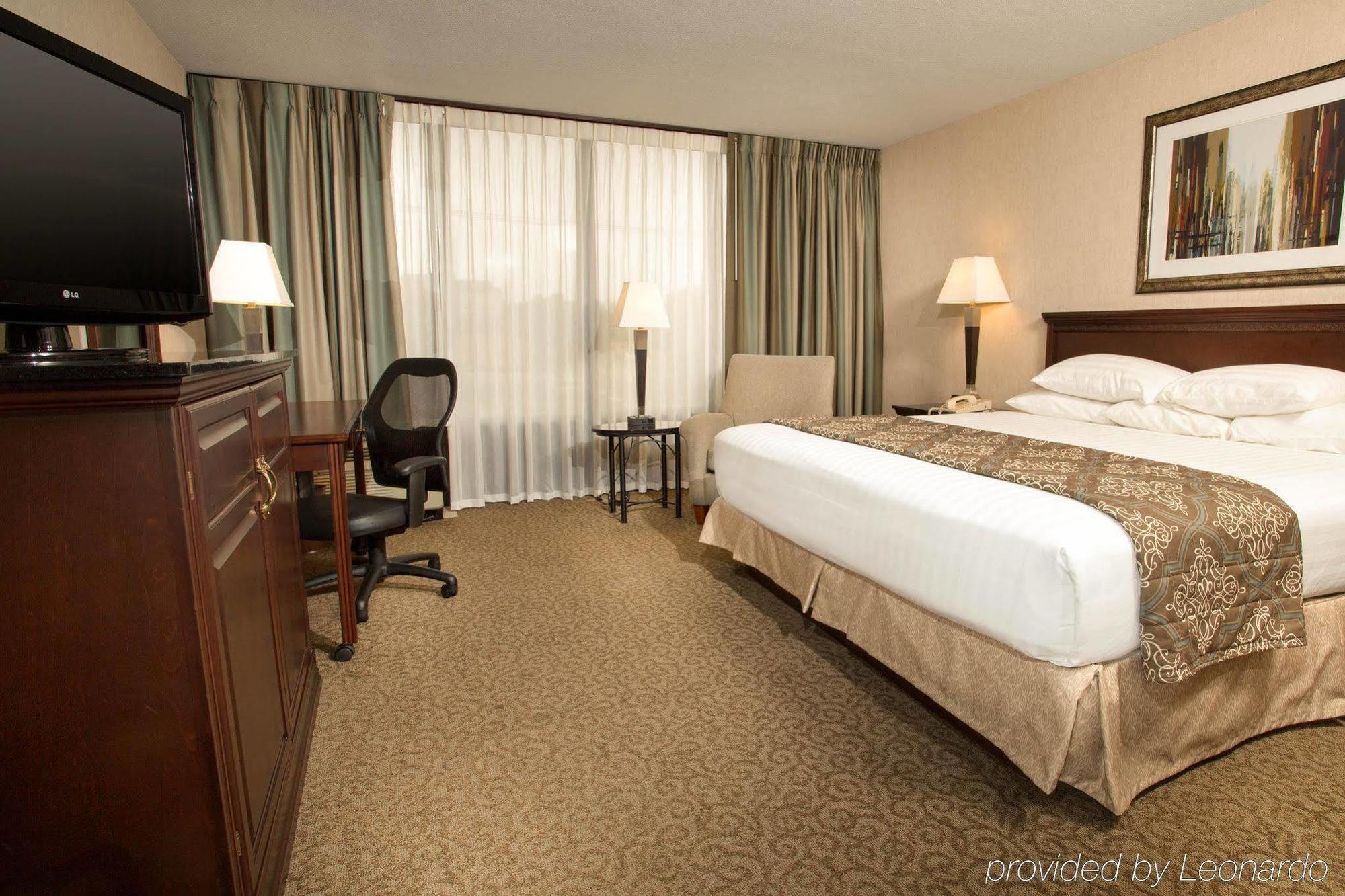 Drury Inn & Suites Louisville East Room photo