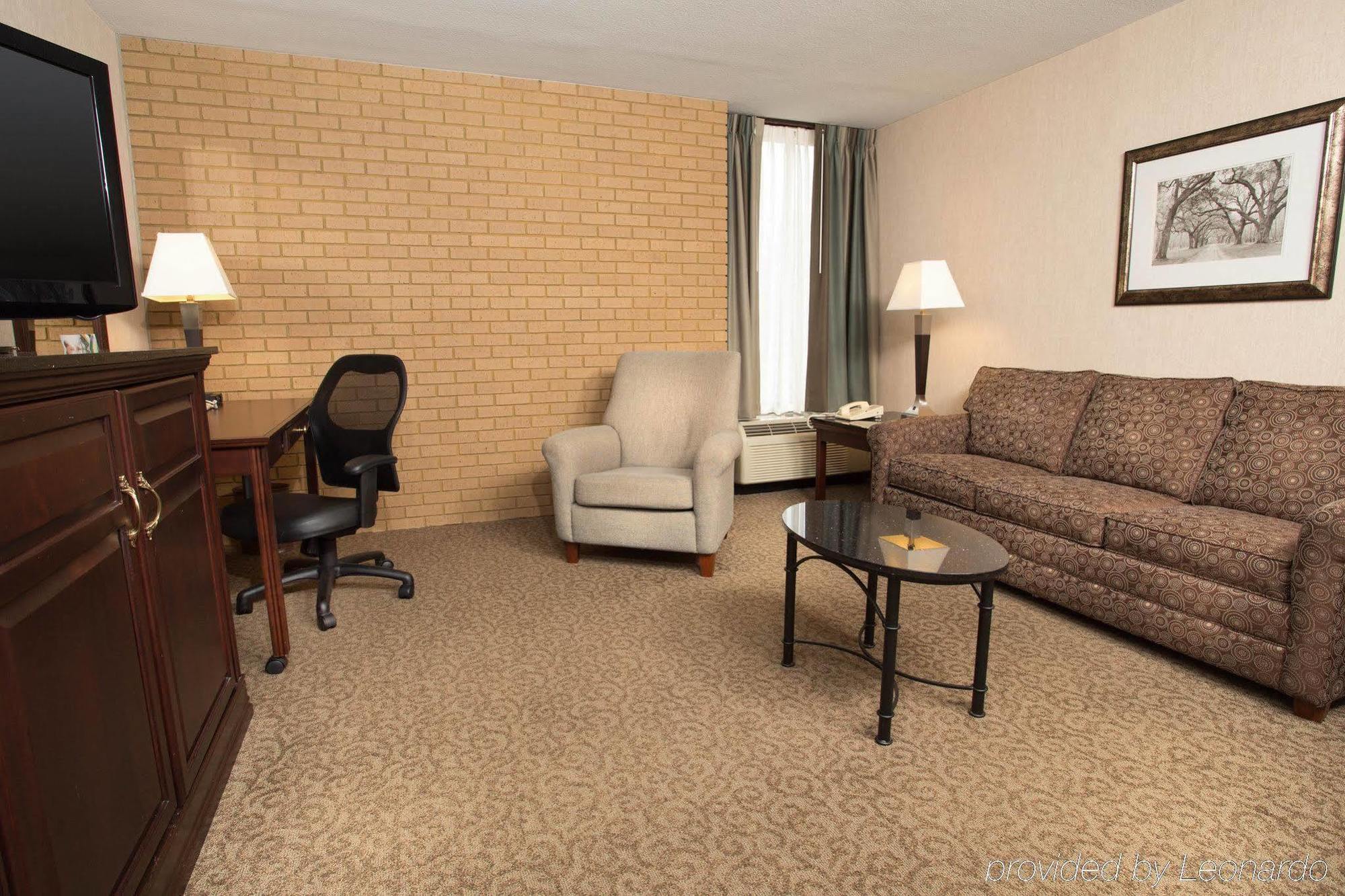 Drury Inn & Suites Louisville East Room photo